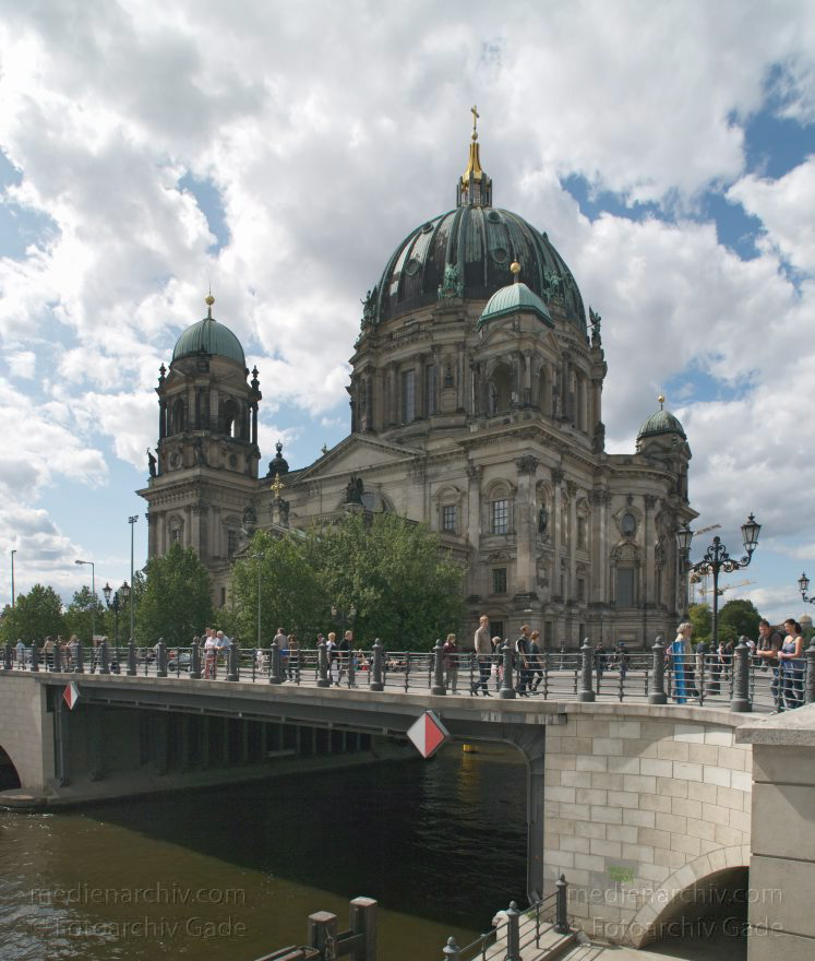 Berlin. Berliner Dom. Brücke. Spree
August 2009. Berlin. Mitte. Berliner Dom. Brücke. Spree
Schlüsselwörter: Berlin;Berliner Dom;Deutschland;Germany;Mitte;Museumsinsel;2009;Spree