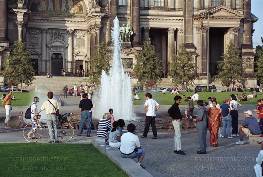 Berlin. Der Brunnen im Lustgarten. Im Hintergrund:Berliner Dom
13. August 2000. Berlin. Mitte. Der Brunnen im Lustgarten. Im Hintergrund: Berliner Dom
Schlüsselwörter: Berlin;Berliner Dom;Brunnen;Deutschland;Germany;Lustgarten;Mitte;2000;Museumsinsel