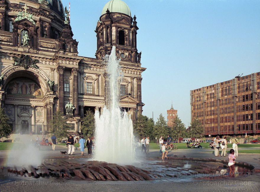 Berlin. MitteBerliner Dom. (protestantisch. eingeweiht. Erbaut von us Raschdorff) Brunnen im Lustgarten.
13. August 2000. Berlin. Mitte. Berliner Dom. (protestantisch. 1907 eingeweiht. Erbaut von Julius Raschdorff) Brunnen im Lustgarten.
Schlüsselwörter: Berlin;Berliner Dom;Brunnen;Deutschland;Germany;Lustgarten;Mitte;2000;Museumsinsel