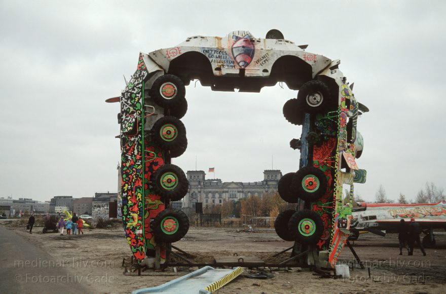 Berlin. Am Spreeufer Schiffbauerdamm. Kapelle-Ufer. Installation der Mutuoid Waste Company aus alten NVA Panzerfahrzeugen. Im Hintergrund: Reichstag
Mai 1992. Berlin. Mitte. Am Spreeufer Schiffbauerdamm. Kapelle-Ufer. Installation der Mutuoid Waste Company aus alten NVA Panzerfahrzeugen. Im Hintergrund: Reichstag
Schlüsselwörter: Berlin;Deutschland;Germany;Installation;Mitte;Mutoid Waste Company;1992;Reichstag
