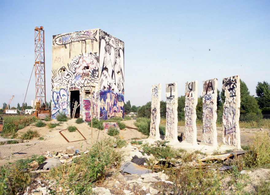 Berlin. Gelände an der Spree am Schiffbauerdamm. Alte Mauerreste. Wachturm
12. 8. 1992. Berlin. Mitte. Gelände an der Spree am Schiffbauerdamm. Alte Mauerreste. Wachturm
Schlüsselwörter: Berlin;Berliner Mauer;Deutschland;Germany;Mitte;Mutoid Waste Company;1992;Schiffbauerdamm