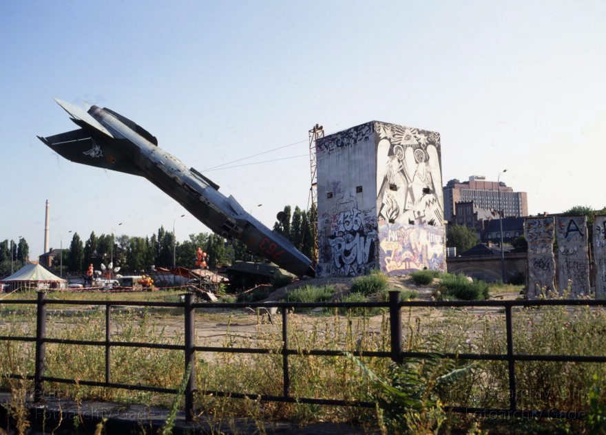 Berlin. Schiffbauerdamm. Mutoid Waste Company
12. 8. 1992. Berlin. Mitte. Gelände an der Spree am Schiffbauerdamm. Die Künstlergruppe Mutuoid Waste Company hat NVA Militärschrott ausgestellt. Kampfflugzeug neben einem Wachturm der DDR. MIG
Schlüsselwörter: Berlin;Deutschland;Germany;Kampfflugzeug;MIG;Militär;Mitte;Mutoid Waste Company;NVA;1992;Schiffbauerdamm