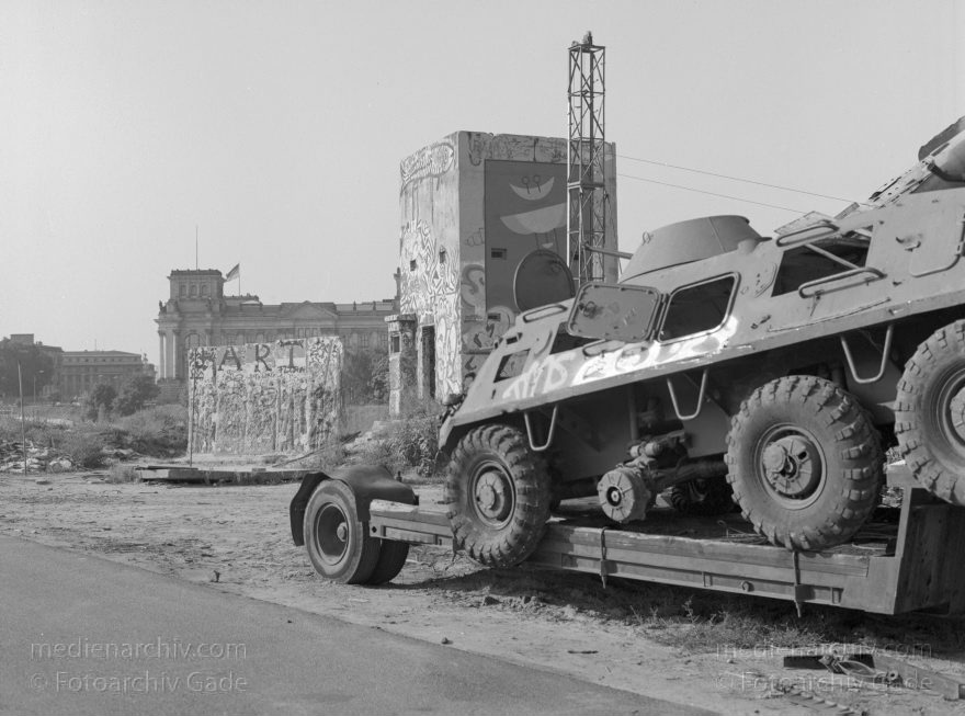 Berlin. Schiffbauerdamm. Mutoid Waste Company
12. 8. 1992. Berlin. Mitte. Ödland an der Spree in der Nähe des Reichstags. Schiffbauerdamm. Ehemaliges Grenzgelände der DDR. Die Künstlergruppe 'Mutoid Waste Company' hat Installationen aus Russischen Militärschrott aufgestellt.
Schlüsselwörter: Berlin;Deutschland;Düsenjet;Germany;Militärschrott;Mitte;Mutoid Waste Company;1992;Panzer