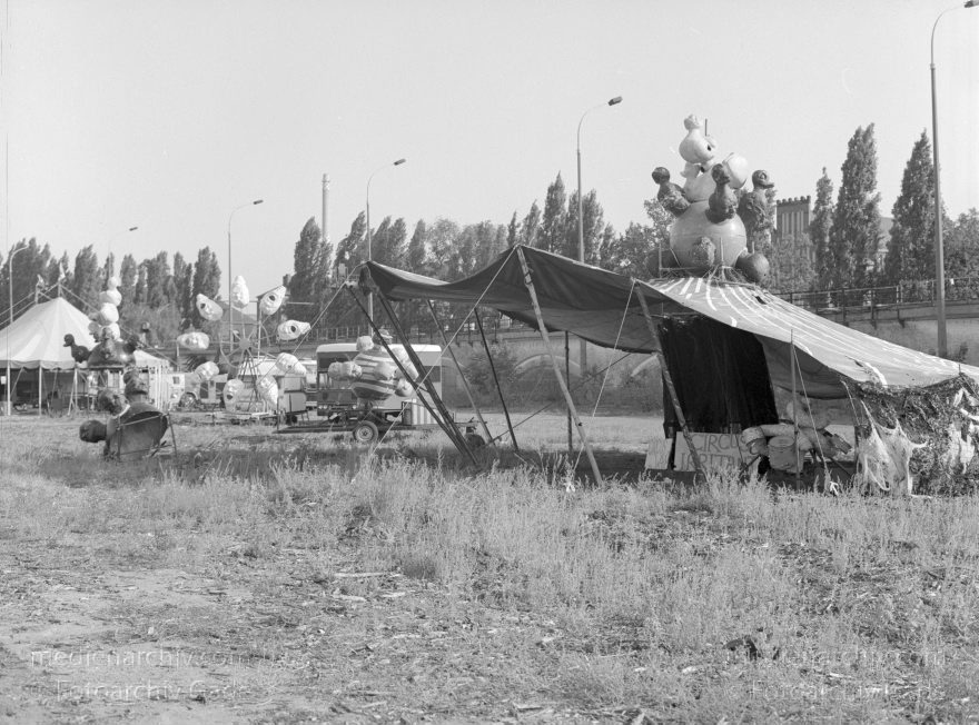 Berlin. Schiffbauerdamm. Mutoid Waste Company
12. 8. 1992. Berlin. Mitte. Ödland an der Spree in der Nähe des Reichstags. Schiffbauerdamm. Ehemaliges Grenzgelände der DDR. Die Künstlergruppe 'Mutoid Waste Company' hat Installationen aus Russischen Militärschrott aufgestellt.
Schlüsselwörter: Berlin;Deutschland;Düsenjet;Germany;Militärschrott;Mitte;Mutoid Waste Company;1992;Panzer