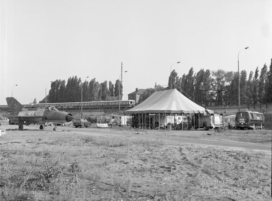 Berlin. Schiffbauerdamm. Mutoid Waste Company
12. 8. 1992. Berlin. Mitte. Ödland an der Spree in der Nähe des Reichstags. Schiffbauerdamm. Ehemaliges Grenzgelände der DDR. Die Künstlergruppe 'Mutoid Waste Company' hat Installationen aus Russischen Militärschrott aufgestellt.
Schlüsselwörter: Berlin;Deutschland;Düsenjet;Germany;Militärschrott;Mitte;Mutoid Waste Company;1992;Panzer