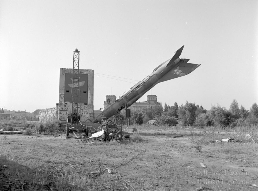 Berlin. Schiffbauerdamm. Mutoid Waste Company
12. 8. 1992. Berlin. Mitte. Ödland an der Spree in der Nähe des Reichstags. Schiffbauerdamm. Ehemaliges Grenzgelände der DDR. Die Künstlergruppe 'Mutoid Waste Company' hat Installationen aus Russischen Militärschrott aufgestellt.
Schlüsselwörter: Berlin;Deutschland;Düsenjet;Germany;Militärschrott;Mitte;Mutoid Waste Company;1992;Panzer