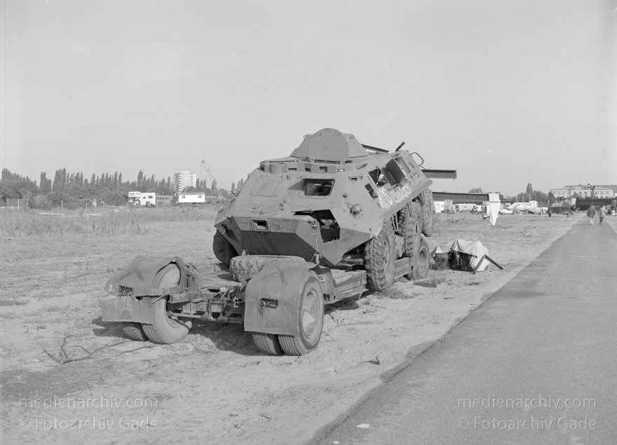 Berlin. Schiffbauerdamm. Mutoid Waste Company
12. 8. 1992. Berlin. Mitte. Ödland an der Spree in der Nähe des Reichstags. Schiffbauerdamm. Ehemaliges Grenzgelände der DDR. Die Künstlergruppe 'Mutoid Waste Company' hat Installationen aus Russischen Militärschrott aufgestellt. Panzer
Schlüsselwörter: Berlin;Deutschland;Düsenjet;Germany;Militärschrott;Mitte;Mutoid Waste Company;1992;Panzer