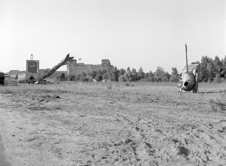 Berlin. Schiffbauerdamm. Mutoid Waste Company
12. 8. 1992. Berlin. Mitte. Ödland an der Spree in der Nähe des Reichstags. Schiffbauerdamm. Ehemaliges Grenzgelände der DDR. Die Künstlergruppe 'Mutoid Waste Company' hat Installationen aus Russischen Militärschrott aufgestellt.
Schlüsselwörter: Berlin;Deutschland;Düsenjet;Germany;Militärschrott;Mitte;Mutoid Waste Company;1992;Panzer