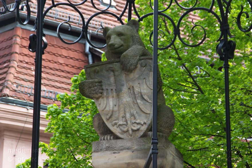 Berlin. Nikolaiviertel. Berliner Bär
30. 4. 2015. Berlin. Mitte. Nikolaiviertel. Skulptur. Berliner Bär it Wappen mit Adler am Gründungsbrunnen
Schlüsselwörter: 2015;Berlin;Bär;Gründungsbrunnen;Mitte;Nikolaiviertel;Skulptur