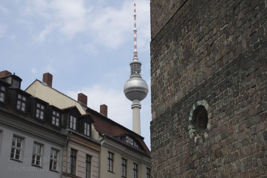 Berlin. Nikolaiviertel
30. 4. 2015. Berlin. Mitte. Nikolaiviertel. Nikolaikirche und Fernsehturm
Schlüsselwörter: 2015;Berlin;Fernsehturm;Mitte;Nikolaiviertel