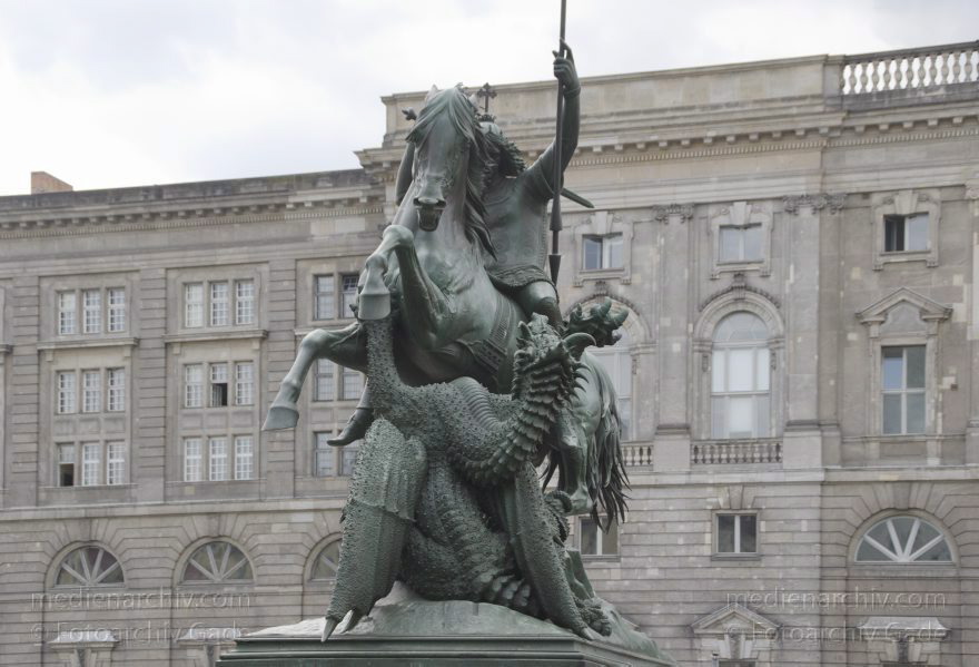 Berlin. Nikolaiviertel.  St. Georg im Kampf mit dem Drachen
30. 4. 2015. Berlin. Mitte. Nikolaiviertel.  St. Georg im Kampf mit dem Drachen
Schlüsselwörter: 2015;Berlin;Denkmal;Mitte;Nikolaiviertel;Skulptur;St. Georg