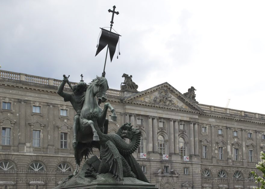 Berlin. Nikolaiviertel.  St. Georg im Kampf mit dem Drachen
30. 4. 2015. Berlin. Mitte. Nikolaiviertel.  St. Georg im Kampf mit dem Drachen
Schlüsselwörter: 2015;Berlin;Denkmal;Mitte;Nikolaiviertel;Skulptur;St. Georg