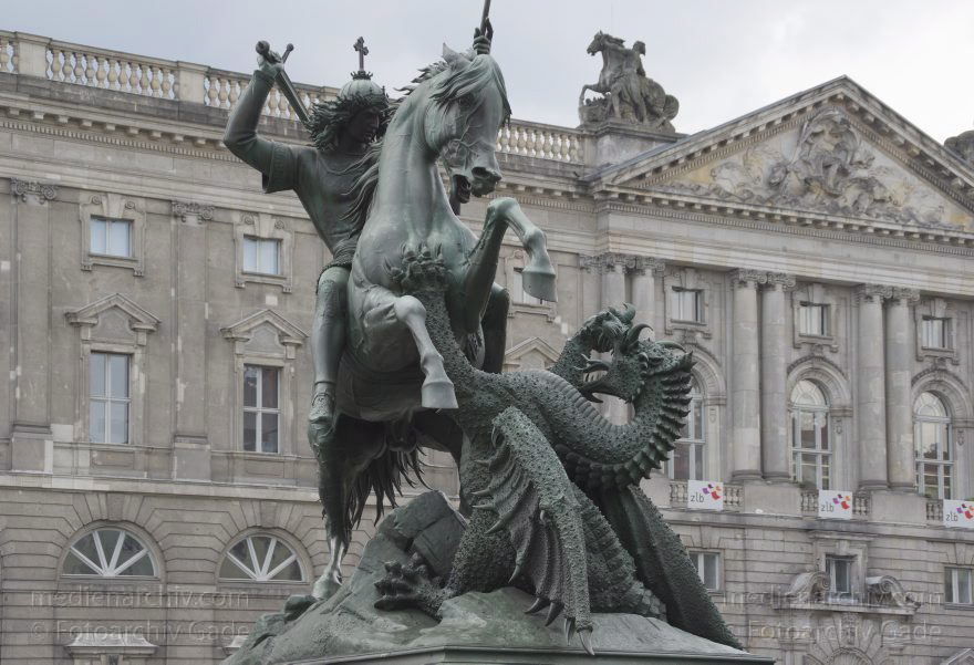 Berlin. Nikolaiviertel.  St. Georg im Kampf mit dem Drachen
30. 4. 2015. Berlin. Mitte. Nikolaiviertel.  St. Georg im Kampf mit dem Drachen
Schlüsselwörter: 2015;Berlin;Denkmal;Mitte;Nikolaiviertel;Skulptur;St. Georg