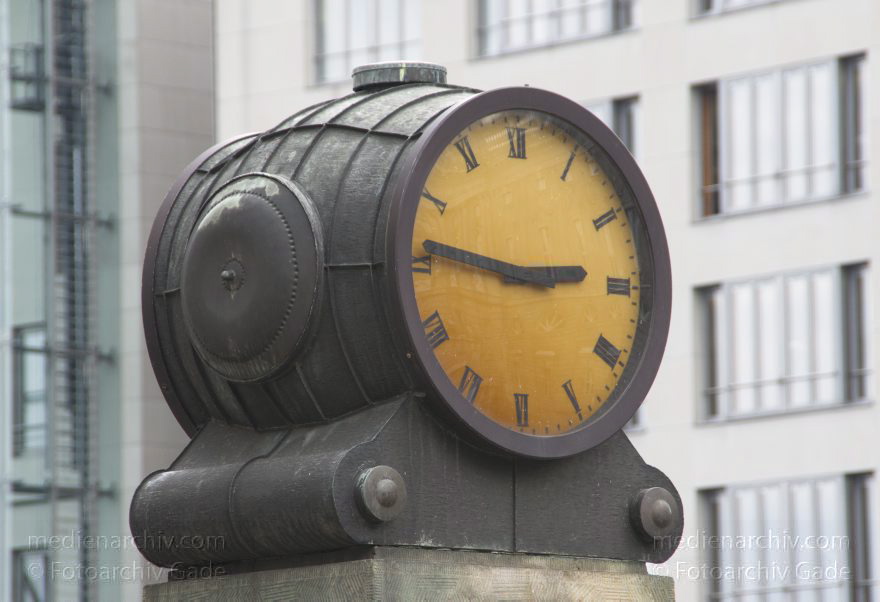 Berlin. Nikolaiviertel. Uhr im Fass
30. 4. 2015. Berlin. Mitte. Nikolaiviertel. Uhr im Fass
Schlüsselwörter: 2015;Berlin;Mitte;Nikolaiviertel;Uhr