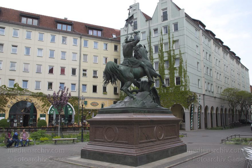 Berlin. Nikolaiviertel.  St. Georg im Kampf mit dem Drachen
30. 4. 2015. Berlin. Mitte. Nikolaiviertel.  St. Georg im Kampf mit dem Drachen
Schlüsselwörter: 2015;Berlin;Denkmal;Mitte;Nikolaiviertel;Skulptur;St. Georg