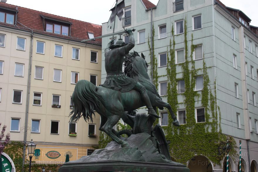 Berlin. Nikolaiviertel.  St. Georg im Kampf mit dem Drachen
30. 4. 2015. Berlin. Mitte. Nikolaiviertel.  St. Georg im Kampf mit dem Drachen
Schlüsselwörter: 2015;Berlin;Denkmal;Mitte;Nikolaiviertel;Skulptur;St. Georg