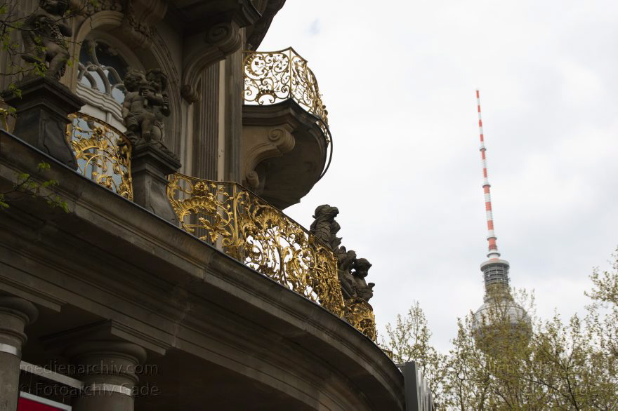 Berlin. Nikolaiviertel. Putten
30. 4. 2015. Berlin. Mitte. Nikolaiviertel. Putten. Vergoldetes Balkongeländer
Schlüsselwörter: 2015;Berlin;Fernsehturm;Mitte;Nikolaiviertel;Putten