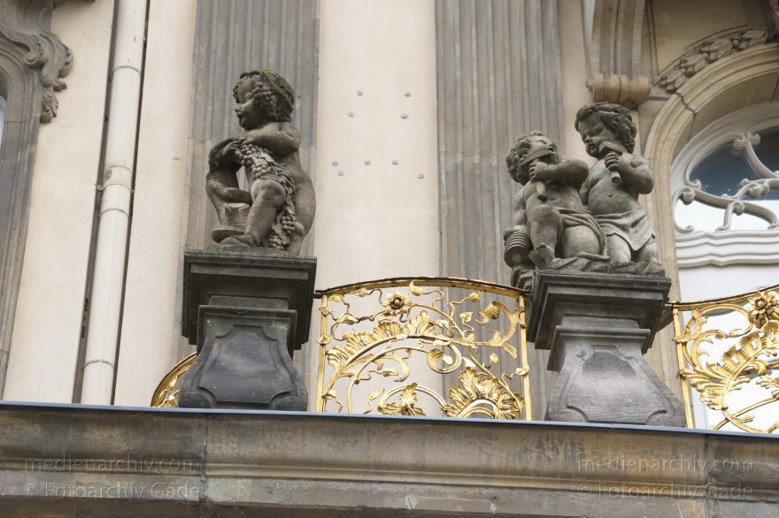 Berlin. Nikolaiviertel. Putten
30. 4. 2015. Berlin. Mitte. Nikolaiviertel. Putten. Vergoldetes Balkongeländer
Schlüsselwörter: 2015;Berlin;Mitte;Nikolaiviertel;Putten