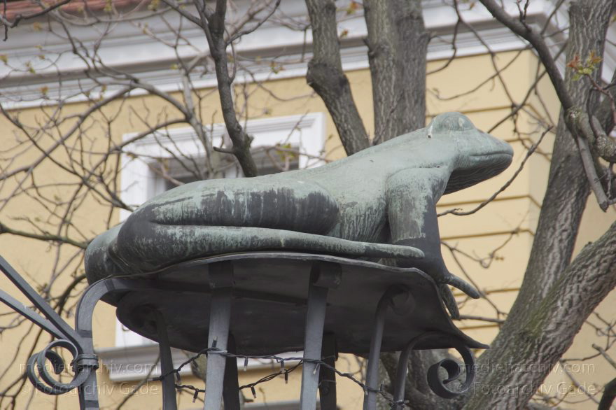 Berlin. Nikolaiviertel. Skulptur. Kröte
30. 4. 2015. Berlin. Mitte. Nikolaiviertel. Kröte. Skulptur am Restaurant Zum Paddenwirt
Schlüsselwörter: 2015;Berlin;Kröte;Mitte;Nikolaiviertel;Paddenwirt;Skulptur