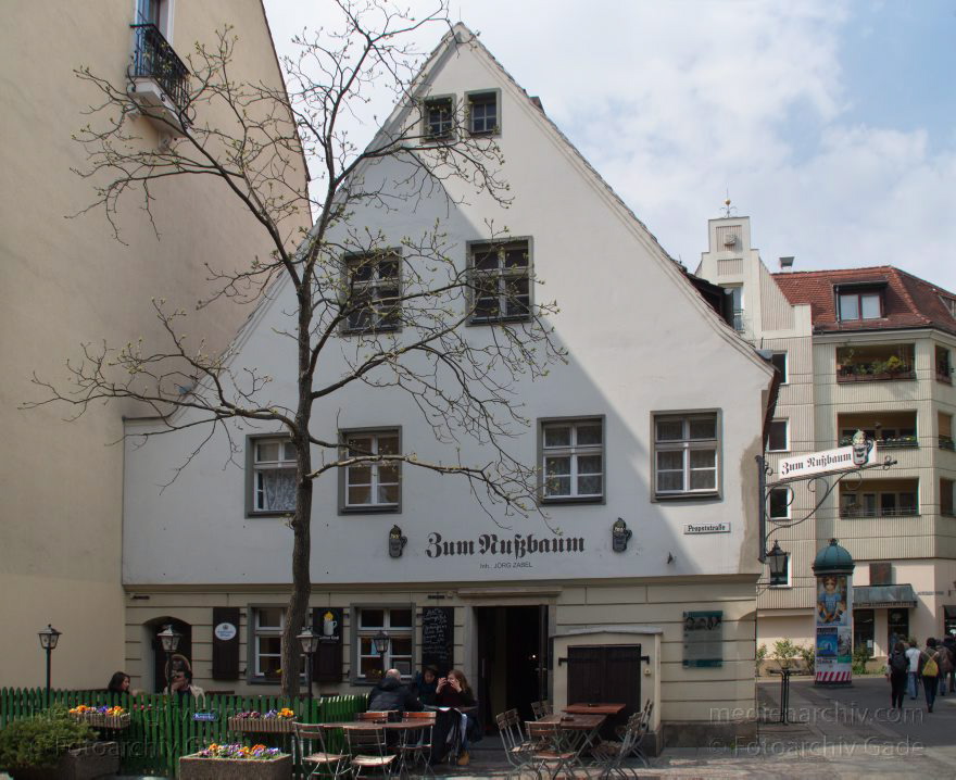 Berlin. Nikolaiviertel
30. 4. 2015. Berlin. Mitte. Nikolaiviertel. Restaurant Zum Nußbaum
Schlüsselwörter: 2015;Berlin;Mitte;Nikolaiviertel;Restaurant;Zum Nußbaum