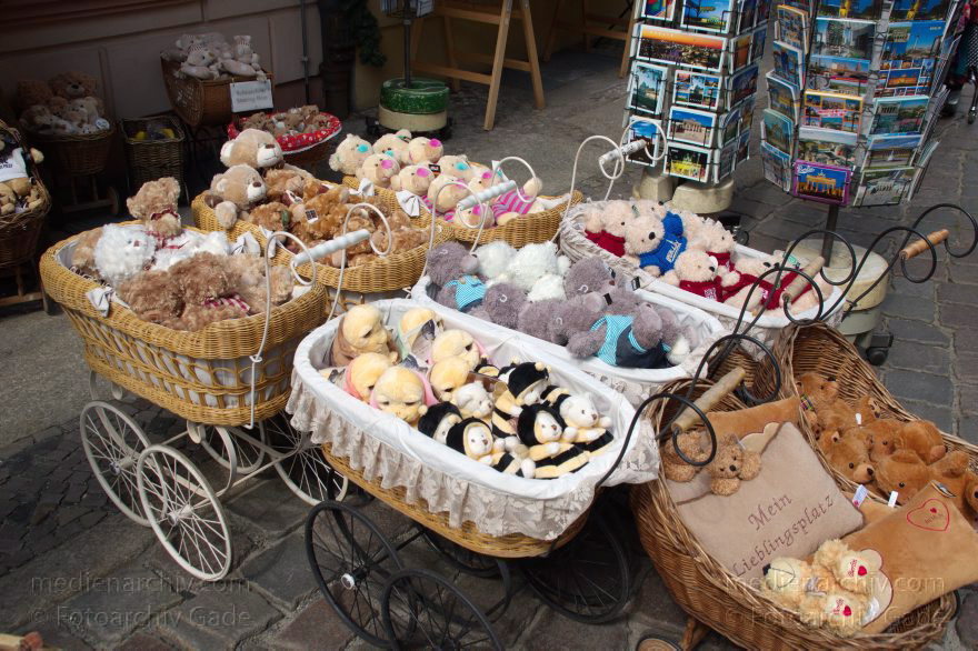Berlin. Nikolaiviertel. Stoffbären
30. 4. 2015. Berlin. Mitte. Nikolaiviertel. Stoffbären. Teddybären
Schlüsselwörter: 2015;Berlin;Bär;Mitte;Nikolaiviertel;Stoffbär;Teddybär