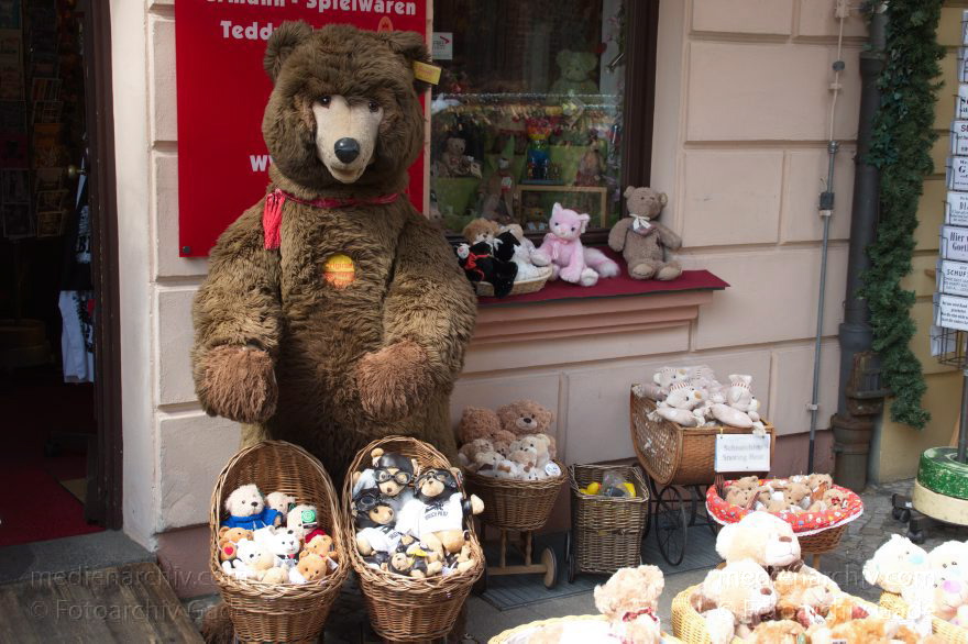 Berlin. Nikolaiviertel. Stoffbären
30. 4. 2015. Berlin. Mitte. Nikolaiviertel. Stoffbären. Teddybären
Schlüsselwörter: 2015;Berlin;Bär;Mitte;Nikolaiviertel;Stoffbär;Teddybär
