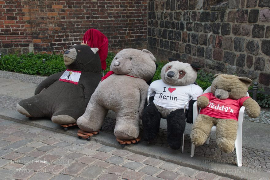 Berlin. Nikolaiviertel. Stoffbären
30. 4. 2015. Berlin. Mitte. Nikolaiviertel. Stoffbären. Teddybären
Schlüsselwörter: 2015;Berlin;Bär;Mitte;Nikolaiviertel;Stoffbär;Teddybär