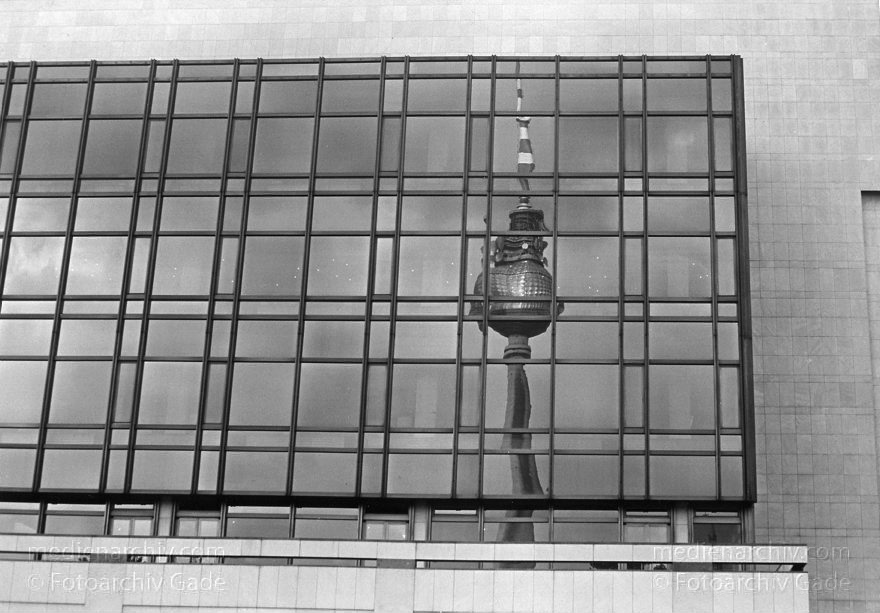 Berlin. Spiegelung des Fernsehturms in der Glasfassade des Palasts der Republik
September 1987. Berlin. Mitte. Spiegelung des Fernsehturms in der Glasfassade des Palasts der Republik
Schlüsselwörter: Berlin;DDR;Deutschland;Fernsehturm;Germany;Glasfassade;Mitte;1987;Palast der Republik