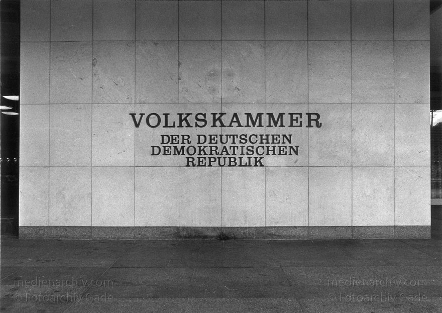 Berlin. Am Palast der Republik
Juni 1990. Berlin. Mitte. Am Palast der Republik
Schlüsselwörter: Berlin;DDR;Deutschland;Germany;Mitte;1990;Palast der Republik