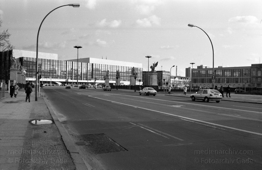 Berlin. Straße Unter den Linden. Schloßbrücke. Palast der Republik. Schloßplatz.
Januar 1993. Berlin. Mitte. Straße Unter den Linden. Schloßbrücke. Palast der Republik. Schloßplatz.
Schlüsselwörter: Berlin;Deutschland;Germany;Mitte;Palast der Republik;Schloßbrücke;Schloßplatz;1993;Straße unter den Linden