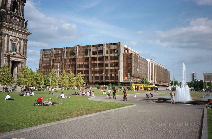 Berlin. Lustgarten. Palast der Republik
Juni 2003. Berlin. Mitte. Lustgarten. Palast der Republik
Schlüsselwörter: Berlin;Deutschland;Germany;Lustgarten;Mitte;2003;Palast der Republik