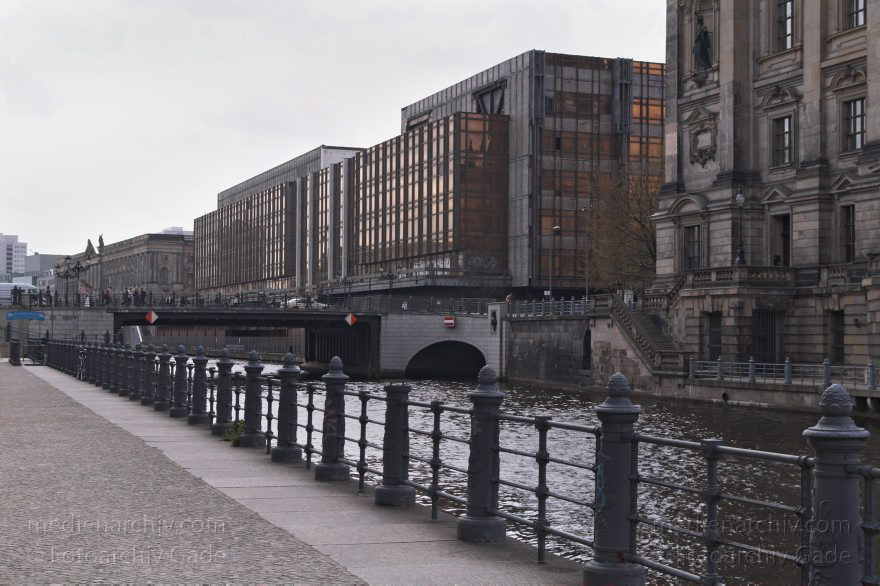 Berlin. Palast der Republik
28. 4. 2005. Berlin. Mitte. Palast der Republik. Die ursprüngliche Aussenfassade ist durch Abrissarbeiten und Asbestbeseitigung unvollständig. Ehemaliger Regierungssitz der DDR. Fluss. Fluß Spree
Schlüsselwörter: Berlin;Deutschland;Germany;Mitte;Palast der Republik;2005;Spree