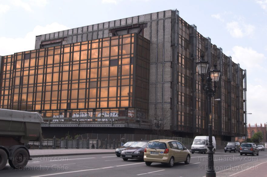 Berlin. Palast der Republik
28. 4. 2005. Berlin. Mitte. Palast der Republik. Die ursprüngliche Aussenfassade ist durch Abrissarbeiten und Asbestbeseitigung unvollständig. Ehemaliger Regierungssitz der DDR.
Schlüsselwörter: Berlin;Deutschland;Germany;Mitte;2005;Palast der Republik