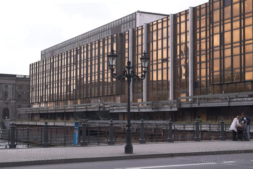 Berlin. Palast der Republik
28. 4. 2005. Berlin. Mitte. Palast der Republik. Die ursprüngliche Aussenfassade ist durch Abrissarbeiten und Asbestbeseitigung unvollständig. Ehemaliger Regierungssitz der DDR.
Schlüsselwörter: Berlin;Deutschland;Germany;Mitte;2005;Palast der Republik