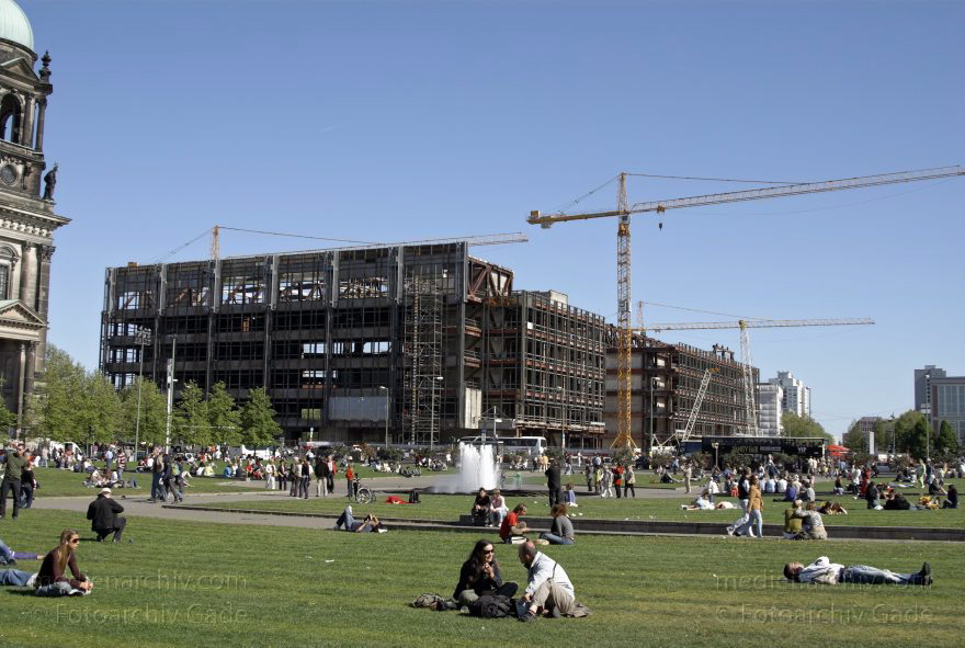 Berlin. Lustgarten. Palast der Republik im Abriss. Leute auf dem Rasen vor dem Dom.
30. 4. 2007. Berlin. Mitte. Lustgarten. Palast der Republik im Abriss. Leute auf dem Rasen vor dem Dom.
Schlüsselwörter: Berlin;Deutschland;Germany;Lustgarten;Mitte;2007;Palast der Republik