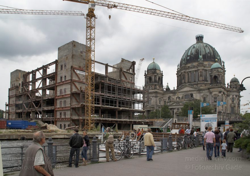 Berlin. Abriss. Palast der Republik
13. 7. 2008. Berlin. Mitte. Abriss. Palast der Republik.
Schlüsselwörter: Abriss;Berlin;DDR;Deutschland;Germany;Mitte;2008;Palast der Republik