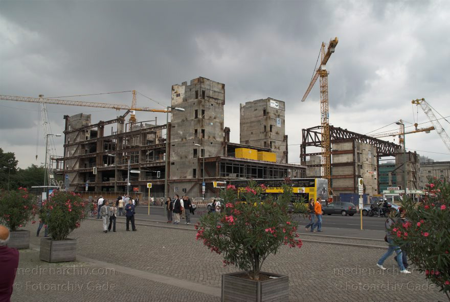 Berlin. Abriss. Palast der Republik
13. 7. 2008. Berlin. Mitte. Abriss. Palast der Republik.
Schlüsselwörter: Abriss;Berlin;DDR;Deutschland;Germany;Mitte;2008;Palast der Republik