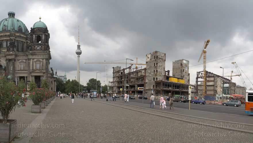 Berlin. Abriss. Palast der Republik.
13. 7. 2008. Berlin. Mitte. Abriss. Palast der Republik.
Schlüsselwörter: Abriss;Berlin;DDR;Deutschland;Germany;Mitte;2008;Palast der Republik