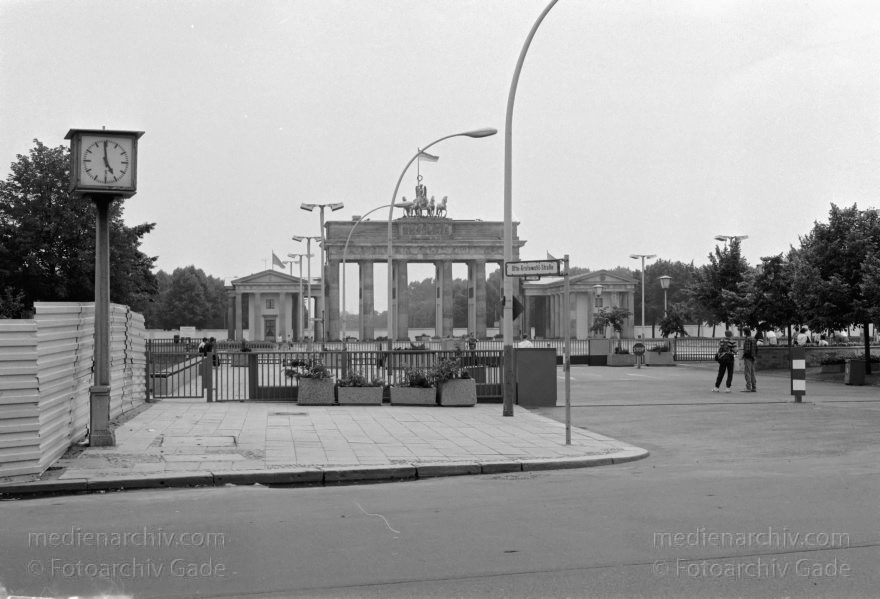 . DDR. OstBerlin. Pariser Platz am Brandenburger TorBerliner Mauer
22.Juni 1989. DDR. Ostberlin. Mitte. Pariser Platz am Brandenburger Tor. Berliner Mauer
Schlüsselwörter: Brandenburger Tor;DDR;Deutschland;Germany;Mitte;Ostberlin;Berlin;Pariser Platz