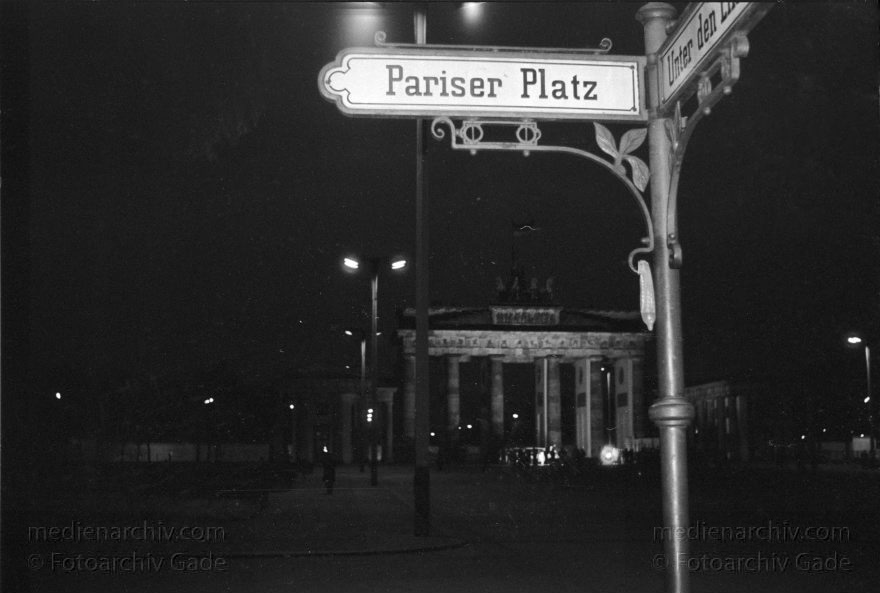Berlin. Pariser Platz. Kondom amstraßenschild. DDR. OstBerlin.
18. 1. 1990. Berlin. Mitte. Pariser Platz. Kondom am Straßenschild. DDR. Ostberlin
Schlüsselwörter: Berlin;DDR;Deutschland;Germany;Mitte;Ostberlin;1990;Pariser Platz