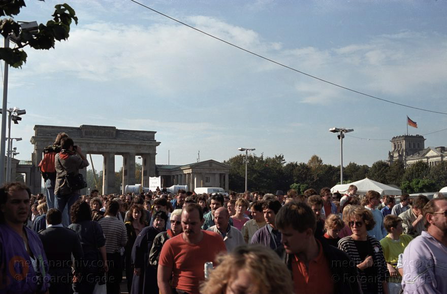 OkoberBerlin. Brendenburger Tor. Pariser Platz
3. Okober 1990. Berlin. Mitte. Brendenburger Tor. Pariser Platz
Schlüsselwörter: Berlin;Brandenburger Tor;Deutschland;Germany;Mitte;1990;Pariser Platz