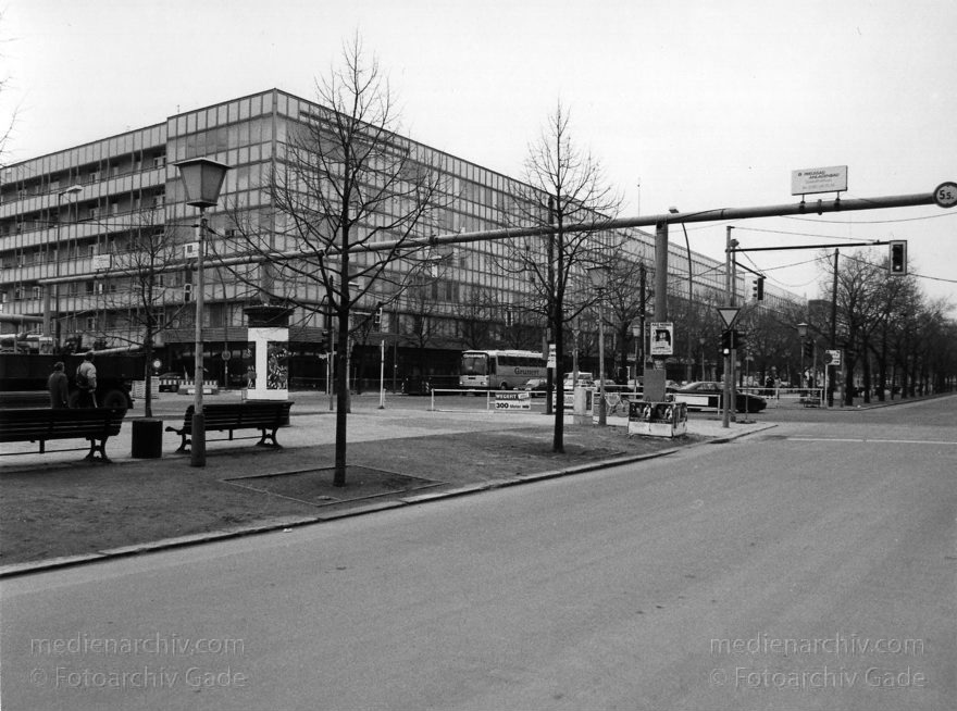 Berlin. Mitte Mitte. Pariser Platz
Februar 1997. Berlin. Mitte. Mitte. Pariser Platz
Schlüsselwörter: Berlin;Deutschland;Germany;Mitte;1997;Pariser Platz