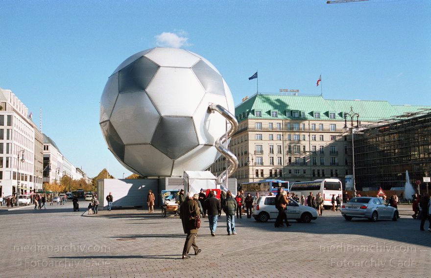 Berlin. Fussball auf dem Pariser Platz. Hintergrund: Hotel Adlon
Oktober 2003. Berlin. Mitte. Fussball auf dem Pariser Platz. Hintergrund: Hotel Adlon
Schlüsselwörter: Adlon;Berlin;Deutschland;Germany;Hotel;Mitte;2003;Pariser Platz