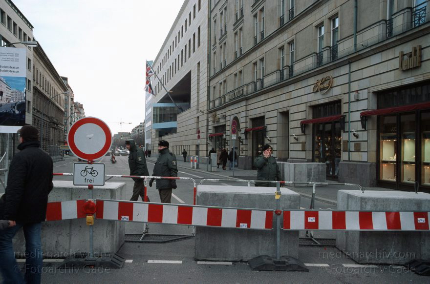 Berlin. Wilhelmstraße. Absperrungen vor der Britischen Botschaft
23. 1. 2005. Mitte. Wilhelmstraße. Absperrungen vor der Britischen Botschaft. Betonblöcke und Polizisten als Schutz gegen Terroristen.
Schlüsselwörter: Absperrung;Berlin;Deutschland;Germany;Mitte;Pariser Platz;2005;Wilhelmstraße
