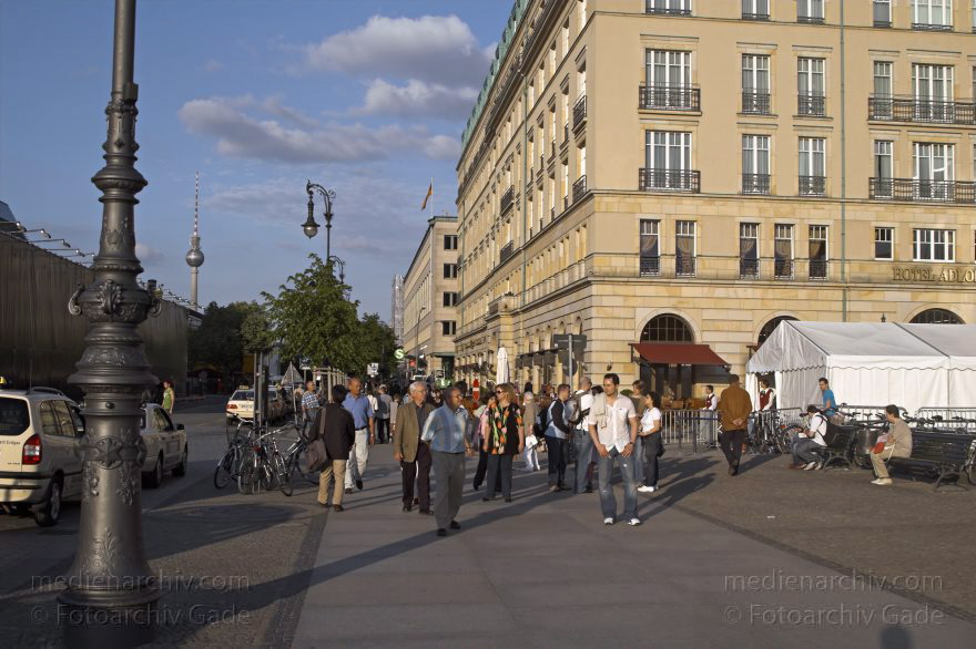 Berlin. Pariser Platz. Hotel Adlon. Unter den Linden
22. 5. 2005. Berlin. Mitte. Pariser Platz. Hotel Adlon. Unter den Linden
Schlüsselwörter: Adlon;Berlin;Deutschland;Germany;Hotel;Mitte;Pariser Platz;2005;Straße unter den Linden