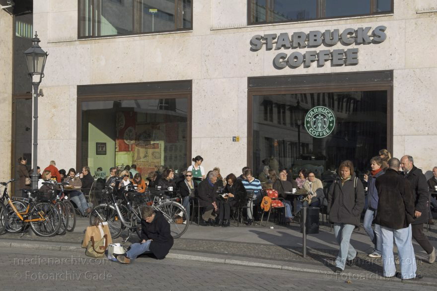 Berlin. Pariser Platz. Starbucks
18. Februar 2007. Berlin. Mitte. Pariser Platz. Starbucks
Schlüsselwörter: Berlin;Deutschland;Germany;Mitte;2007;Pariser Platz