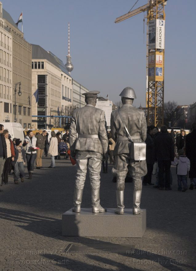 Berlin. Pariser Platz. Performance. Künstler in silbernen Uniformen.
18. Februar 2007. Berlin. Mitte. Pariser Platz. Performance. Künstler in silbernen Uniformen.
Schlüsselwörter: Berlin;Deutschland;Germany;Mitte;2007;Pariser Platz