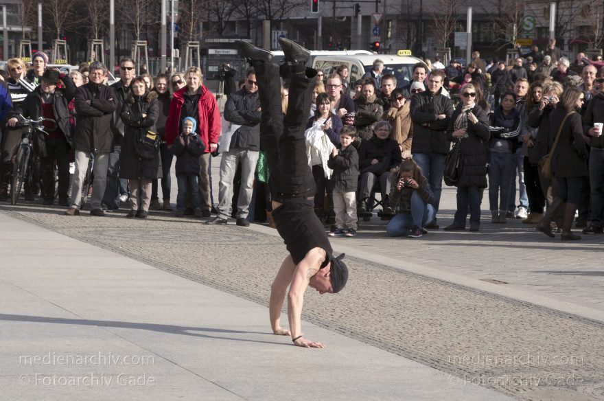 Berlin. Pariser Platz. Touristen und Performance-Künstler. Darsteller
3. 3. 2012. Berlin. Mitte. Pariser Platz. Touristen und Performance-Künstler. Darsteller
Schlüsselwörter: Berlin;Darsteller;Deutschland;Germany;Mitte;Pariser Platz;2012;Touristen