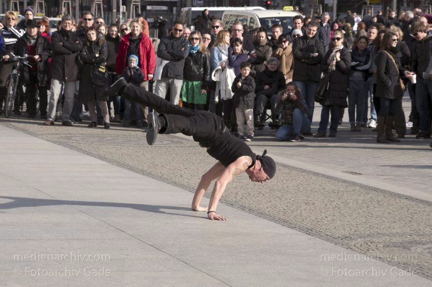 Berlin. Pariser Platz. Touristen und Performance-Künstler. Darsteller
3. 3. 2012. Berlin. Mitte. Pariser Platz. Touristen und Performance-Künstler. Darsteller
Schlüsselwörter: Berlin;Darsteller;Deutschland;Germany;Mitte;Pariser Platz;2012;Touristen