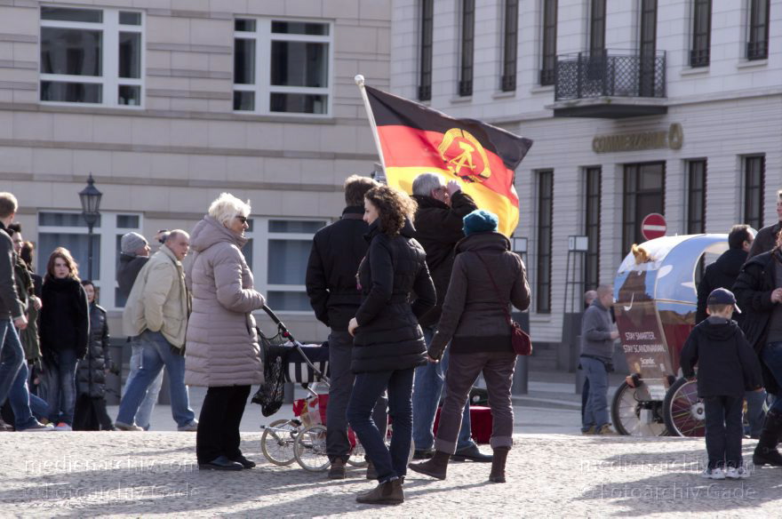 Berlin. Pariser Platz. Touristen und Performance-Künstler. Darsteller. DDR-Flagge
3. 3. 2012. Berlin. Mitte. Pariser Platz. Touristen und Performance-Künstler. Darsteller. DDR-Flagge
Schlüsselwörter: Berlin;Darsteller;DDR-Flagge;Deutschland;Germany;Mitte;Pariser Platz;2012;Touristen